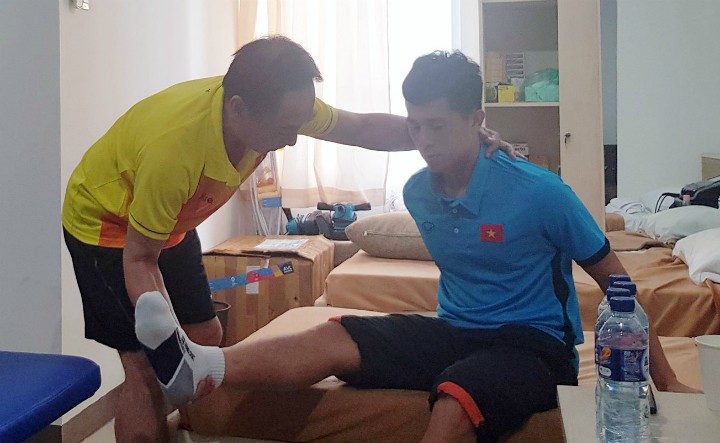 Đình Trọng đang được bác sỹ Nguyễn Trọng Hiền điều trị để kịp hồi phục cho trận tứ kết.