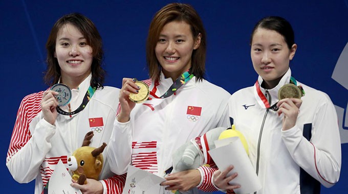 Liu Xiang (giữa) thiết lập kỷ lục ở môn bơi