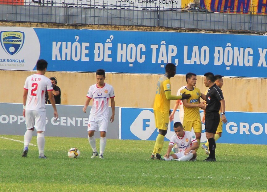 Tổ trọng tài điều hành trận đấu giữa FLC Thanh Hóa và Nam Định bị chỉ trích
