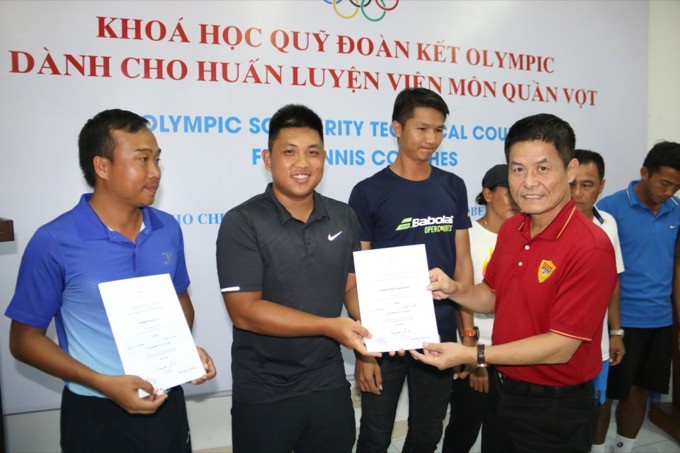 Dàn HLV quần vợt Việt Nam hoàn thành khoá học chuẩn quốc tế