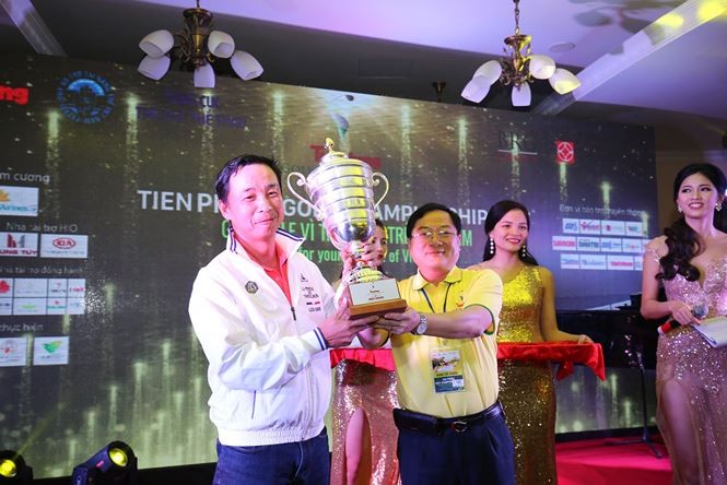 Nhà báo Lê Xuân Sơn, Tổng Biên tập báo Tiền Phong, Trưởng BTC Tiền Phong Golf Championship, trao Cup cho golfer Lê Hùng Nam- nhà vô địch mùa giải đầu tiên