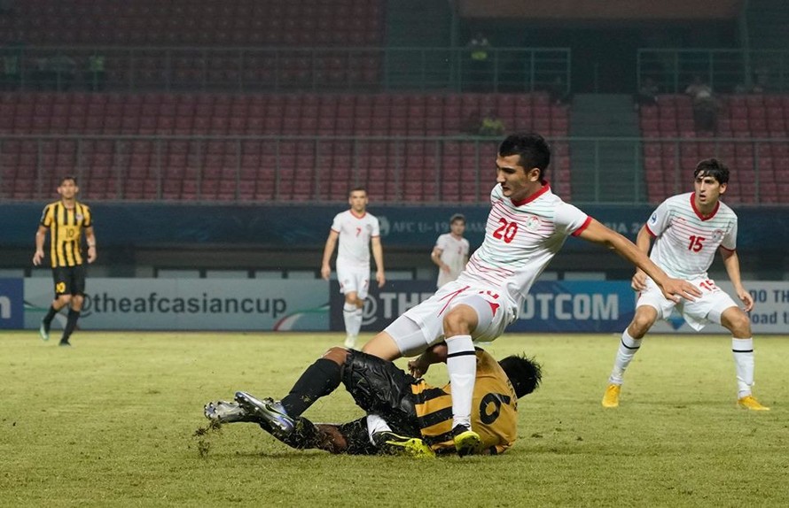 Cầu thủ U19 Malaysia vào bóng kinh hoàng khiến đối thủ gãy gập chân