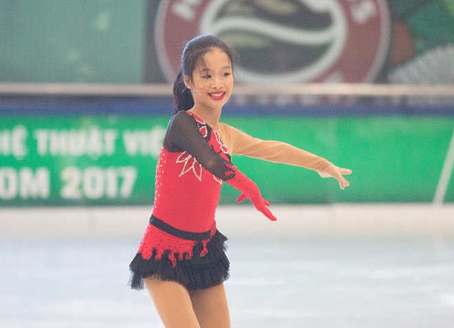 VĐV nhí Trần Khánh Linh đã đánh đổi tuổi thơ của mình để theo đuổi đam mê trượt băng nghệ thuật