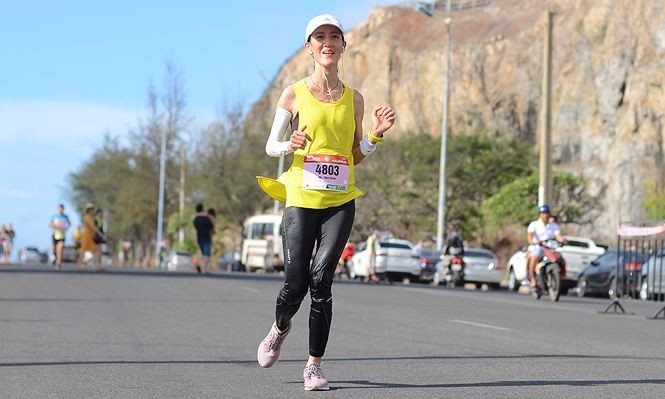 Phương Thuỳ trên đường chạy Tiền Phong Marathon 2019