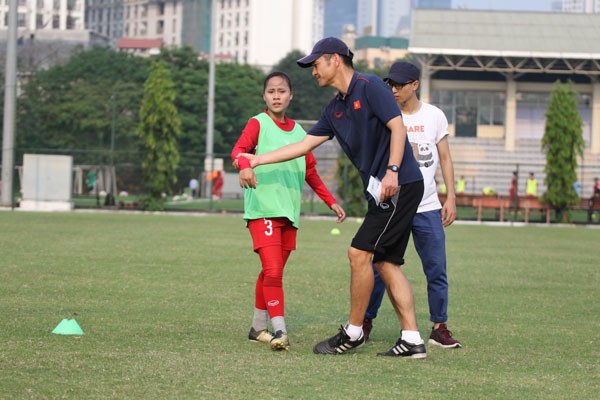 HLV Ijiro Akira trực tiếp hướng dẫn các cầu thủ U15 nữ