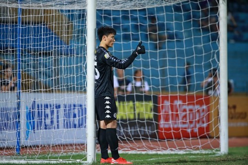 Thủ thành Bùi Tiến Dũng đã phải hai lần vào lưới nhặt bóng ở thất bại 0-2 của Hà Nội trên sân của Nam Định. 