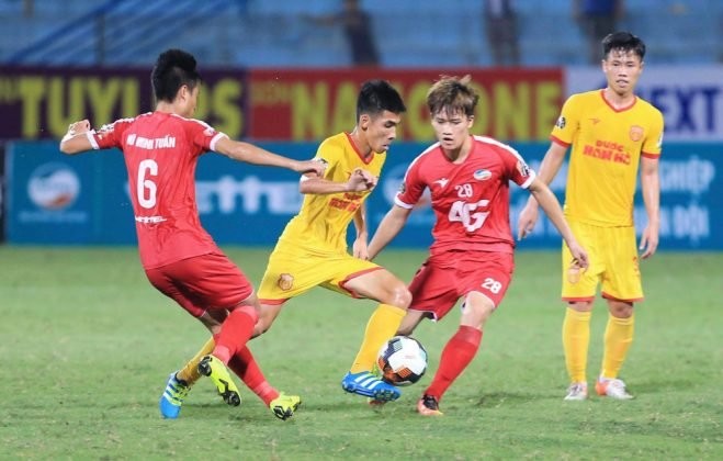 Nam Định (áo vàng) đối mặt với cuộc đua trụ hạng