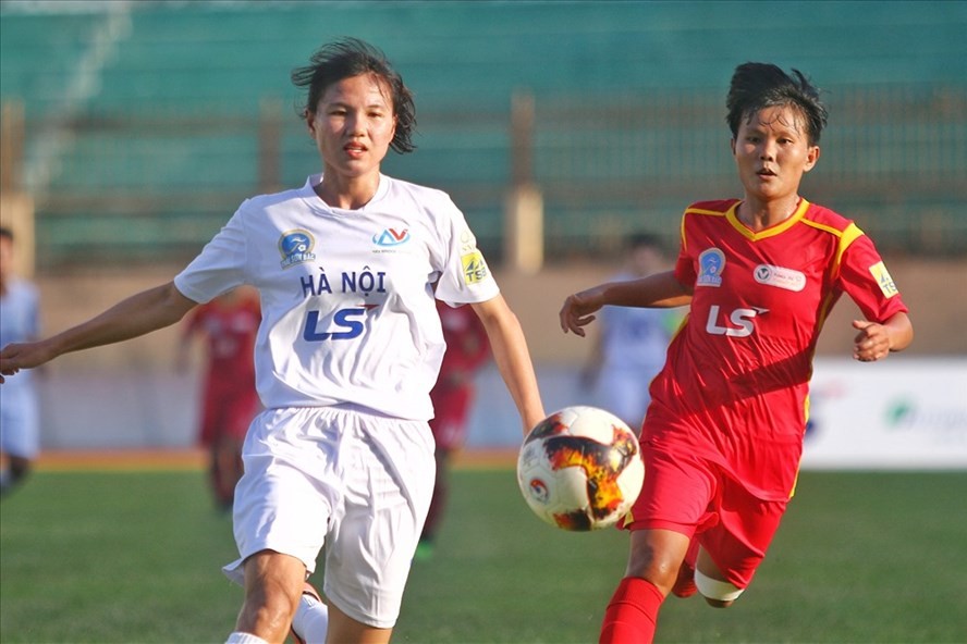 Sững sờ trước pha đá phạt 'cực phẩm' của nữ cầu thủ Hà Nội