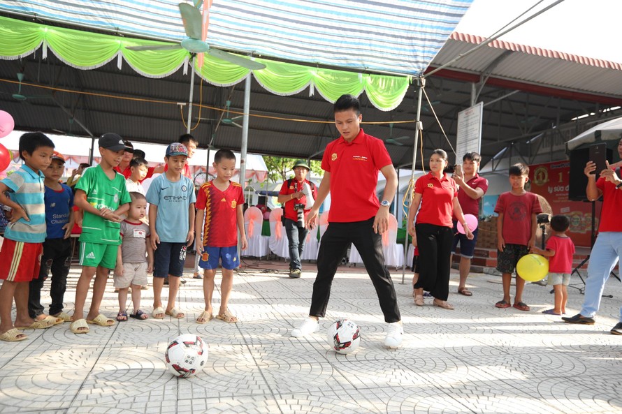 Quang Hải chơi bóng với trẻ em nghèo