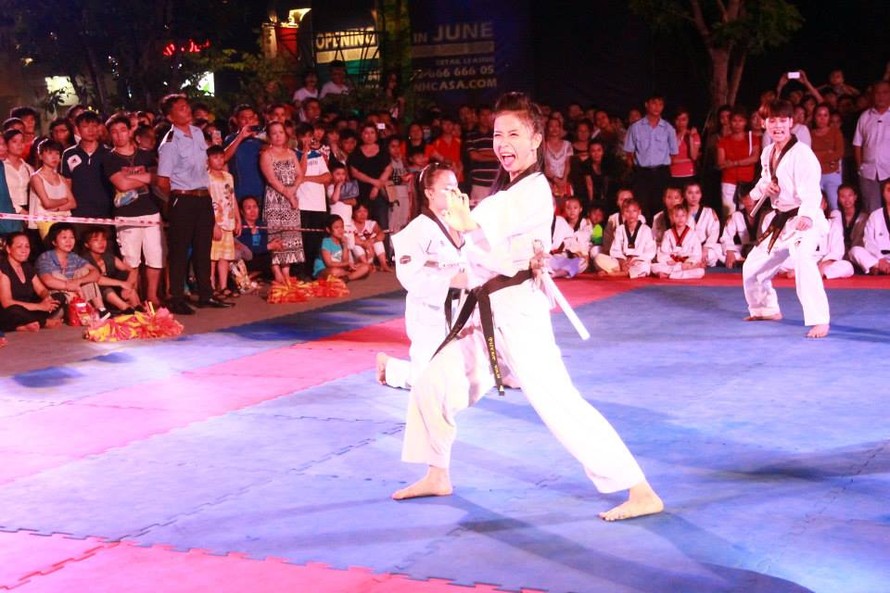 Kiều nữ Taekwondo Châu Tuyết Vân ‘mở’ nắp chai bằng cú đá ảo diệu