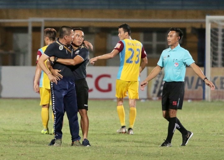Lao vào sân định 'xử' trọng tài, HLV Hà Nội bị cấm chỉ đạo 2 trận