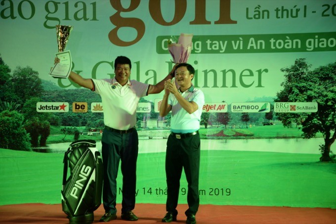 Ông Nguyễn Bá Kiên, Tổng biên tập Báo Giao thông trao giải Best Gross cho golfer Phạm Minh Phúc