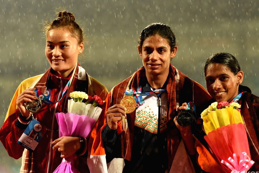 Quách Thị Lan (trái) nhận HCB 400m nữ tại Giải điền kinh Vô địch châu Á 2017 