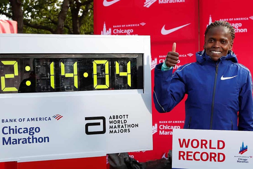 Chân chạy người Kenya phá kỷ lục thế giới marathon tồn tại 16 năm