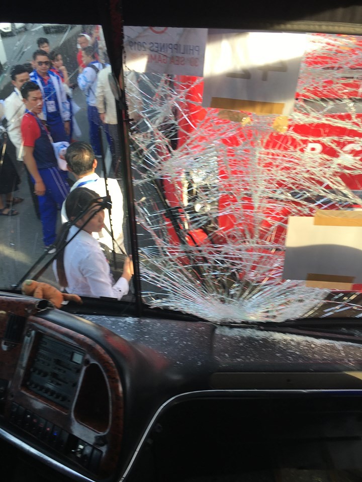 Kính xe chở đoàn thể thao Việt Nam và Lào bị vỡ 