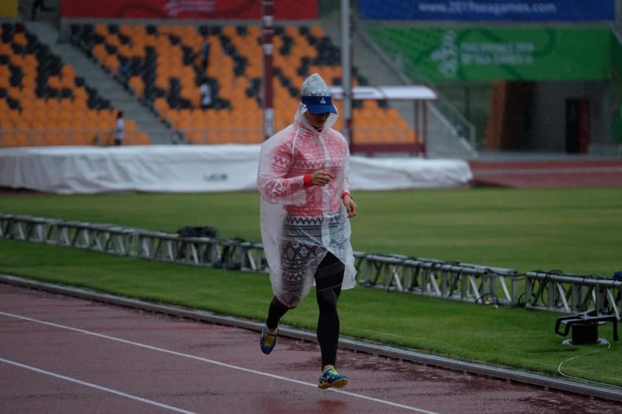  SEA Games 30: VĐV điền kinh Việt Nam mặc áo mưa tập luyện 