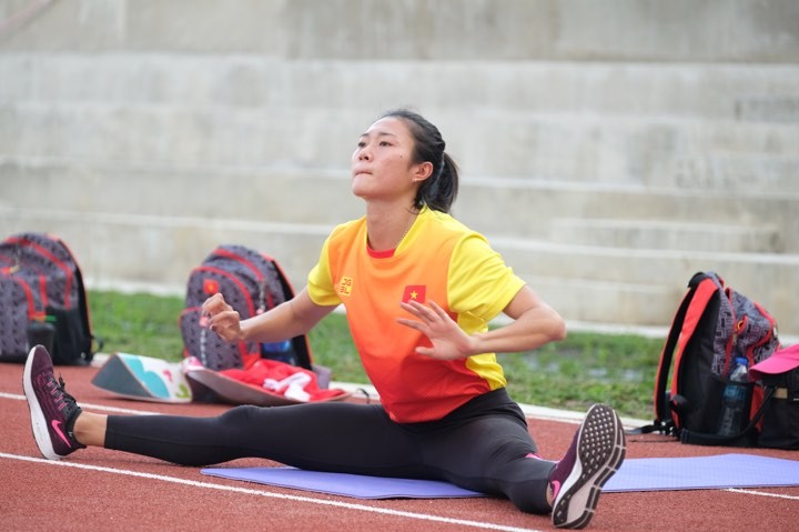 'Nữ hoàng' Tú Chinh rạng ngời trên sân tập điền kinh SEA Games