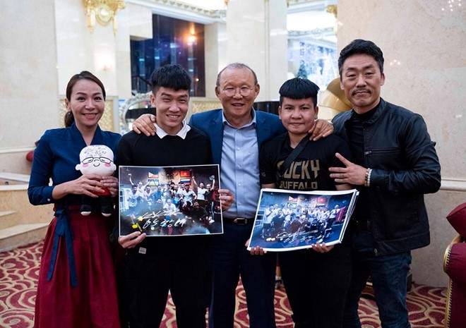 HLV Park Hang-seo (giữa) cùng ông bầu boxing Kim Sang Bum (ngoài cùng bên phải) và 2 võ sĩ Thu Nhi, Minh Phát 