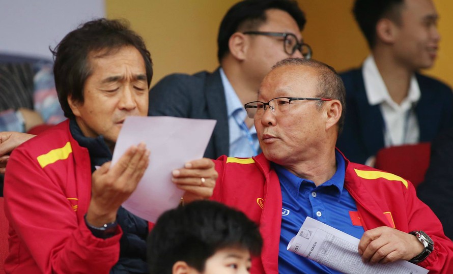 Hết hạn cách ly, thầy Park dự khán các trận đấu V-League