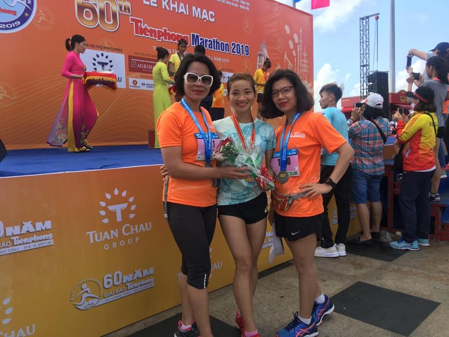 Phó Tổng cục trưởng TC TDTT Lê Thị Hoàng Yến, VĐV Nguyễn Thị Oanh, nhà báo Khương Xuân (báo Tuổi Trẻ) tại Tiền Phong Marathon 2019 (Vũng Tàu).