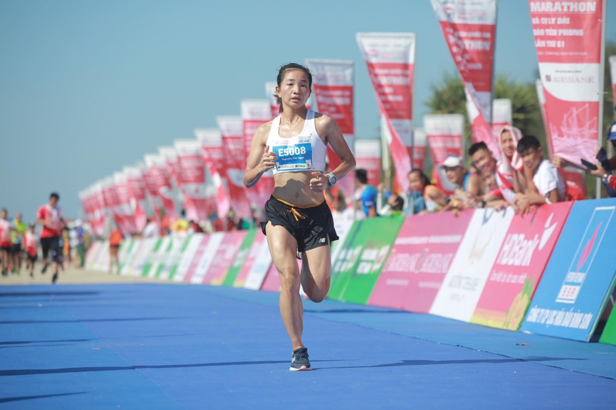 VĐV Nguyễn Thị Oanh vừa đoạt ngôi vô địch 5km nữ tuyển tại Tiền Phong Marathon 2020.