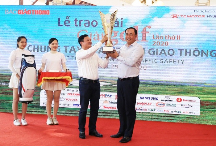 Ông Nguyễn Bá Kiên, TBT Báo Giao thông, Trưởng BTC giải golf Chung tay vì ATGT lần thứ 2 năm 2020 trao cúp vô địch và quà cho golfer Hoàng Quân