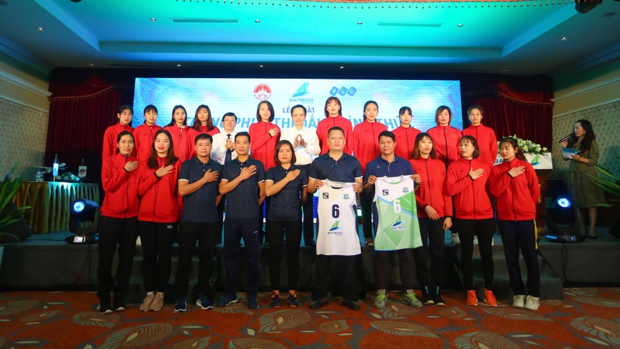 VĐV đội bóng chuyền nữ Bamboo Airways Vĩnh Phúc cùng ban huấn luyện ra mắt và tiếp nhận áo đấu mới.
