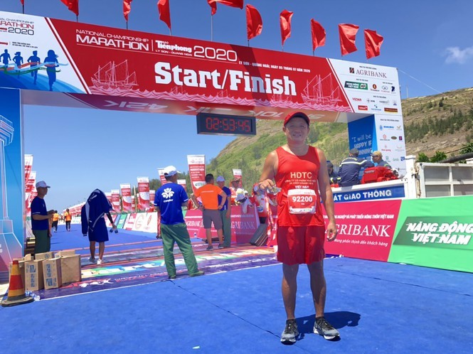 Ông Đoàn Ngọc Hải hoàn thành đường đua 42,195 km ở Tiền Phong Marathon 2020 tại Lý Sơn.