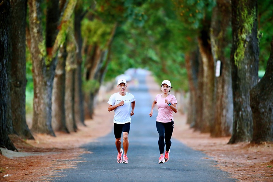 Đương kim vô địch nữ 42km của Tiền Phong Marathon Hoàng Thị Ngọc Hoa (phải). Ảnh: Như Ý