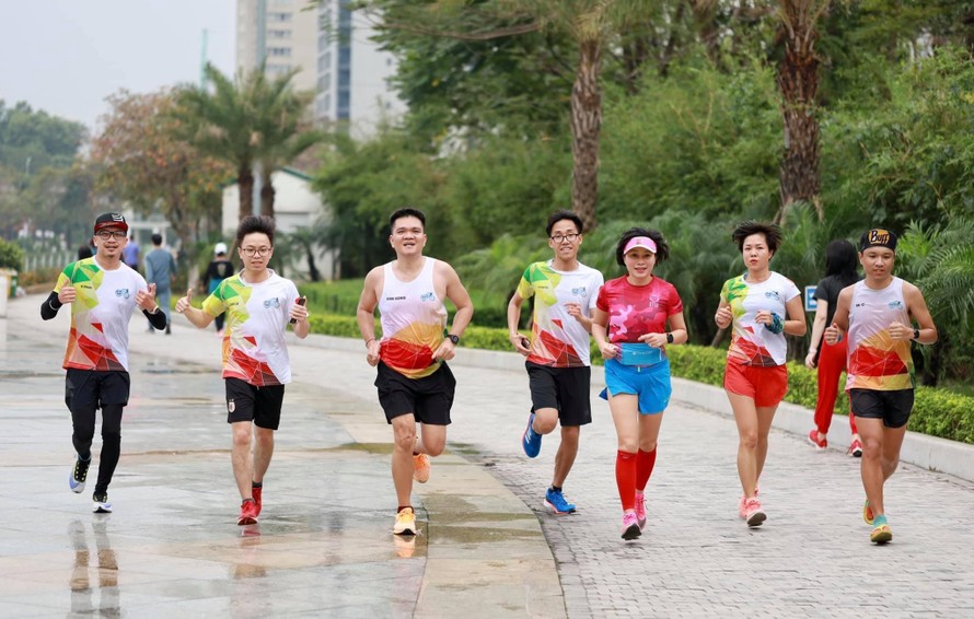 Chị Nguyệt Hằng (áo đỏ)- nhất cự ly half marathon 21km nhóm tuổi trên 45 tại Tiền Phong Marathon 2021