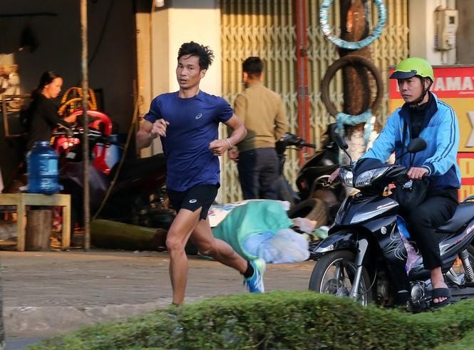 Nguyễn Văn Lai làm quen đường chạy Tiền Phong Marathon 2021