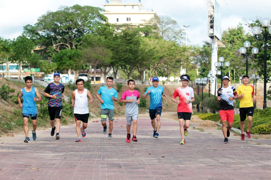 Nhóm chạy ở Kon Tum đủ mọi độ tuổi chinh phục Tiền Phong Marathon 2021
