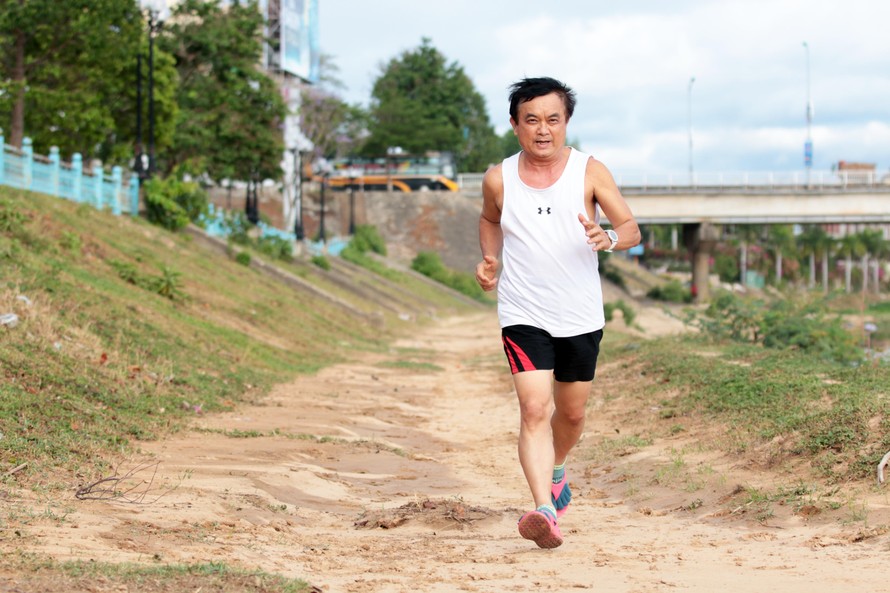 Ở tuổi 69, ông Nguyễn Văn Phúc là VĐV lớn tuổi nhất dự Tiền Phong Marathon 2021