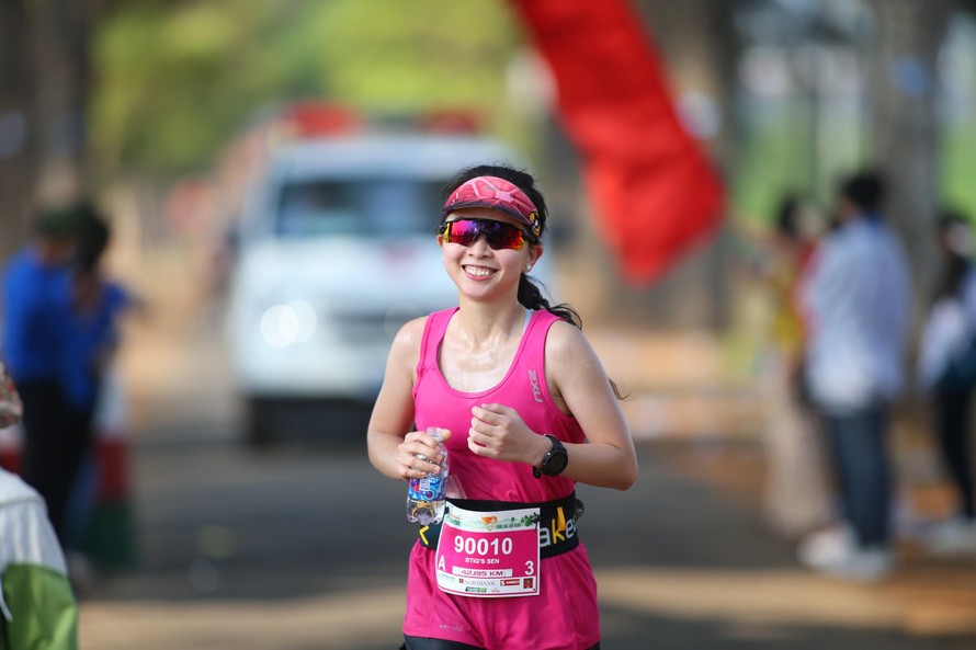 Những bóng hồng rạng rỡ trên đường chạy Tiền Phong Marathon