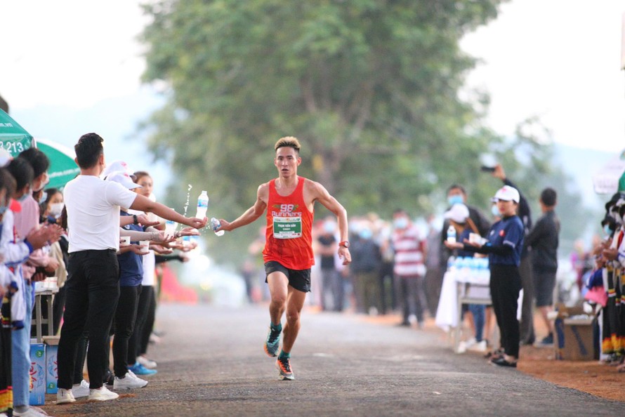 VĐV Phạm Tiến Sản trên đường chạy Tiền Phong Marathon 2021