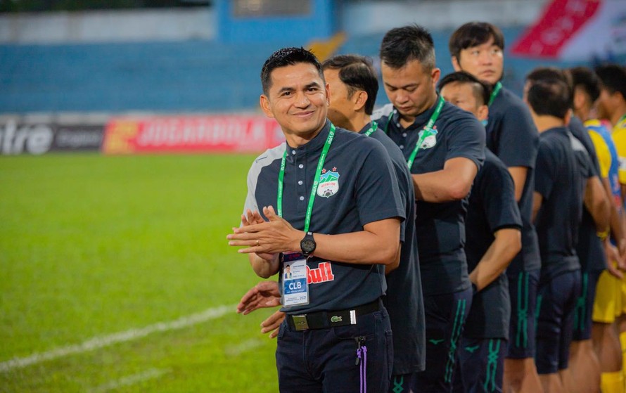 HLV Kiatisuk: 'Người Thái dõi theo đại chiến HAGL và Hà Nội FC' 