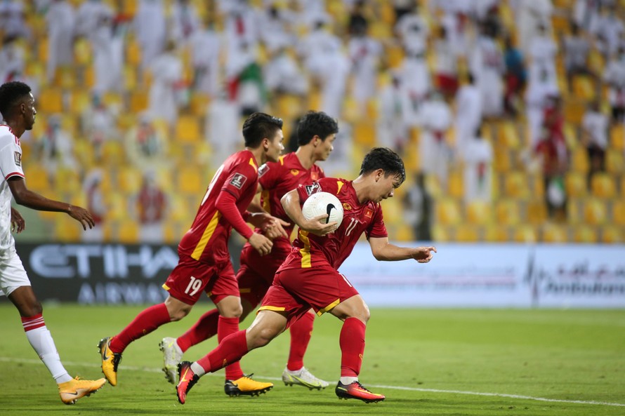 Minh Vương chơi nhiệt huyết trong trận gặp UAE. Ảnh: Hữu Phạm (từ UAE)