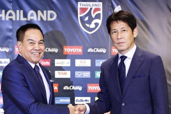 HLv Akira Nishino (phải) không đáp ứng được kỳ vọng của Thái Lan