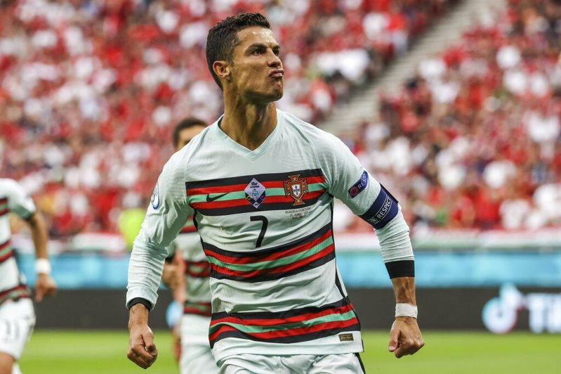 Ronaldo dẫn đầu cuộc đua Vua phá lưới EURO