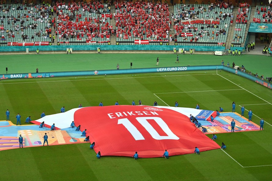 Chiếc áo số 10 "khổng lồ" của Eriksen xuất hiện ở trận tứ kết của Đan Mạch
