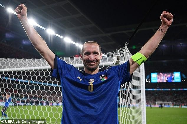 Ở tuổi 36, sau 112 trận ra sân, Chiellini mới có danh hiệu quốc tế đầu tiên với tuyển Italia.