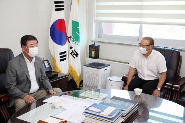 Thị trưởng Lee Jae-geun tiếp đón huấn luyện viên Park Hang-seo.