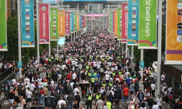 Người hâm mộ đổ về Wembley xem chung kết EURO 2020