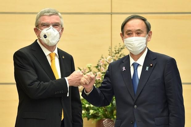 Thủ tướng Nhật bản Suga Yoshihide (phải) và Chủ tịch IOC Thomas Bach trong một cuộc gặp tại Tokyo (Nhật Bản).