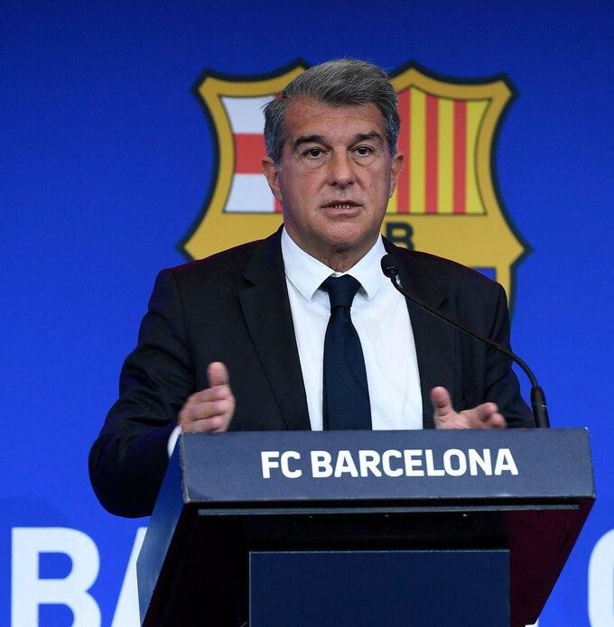 Chủ tịch Barca Joan Laporta trả lời trong cuộc họp báo