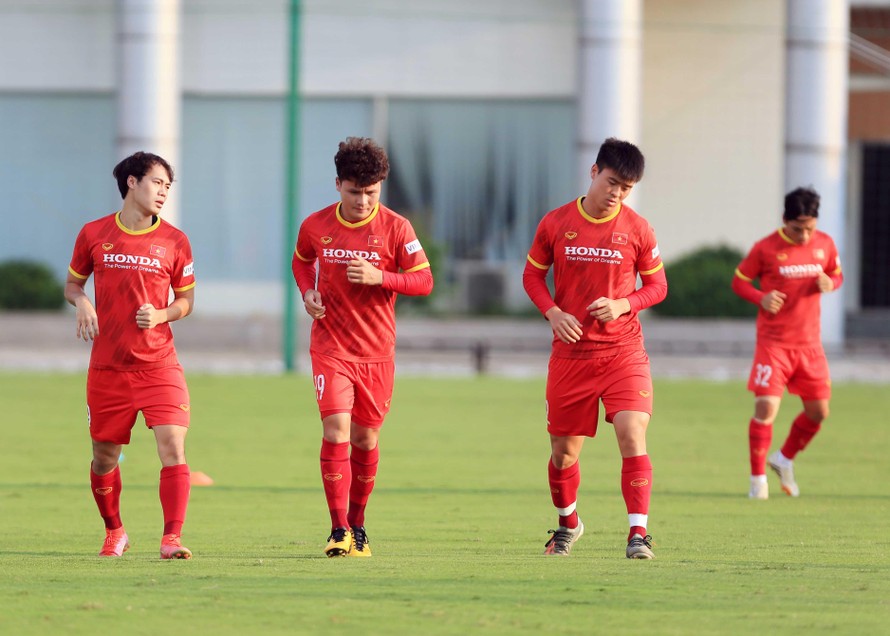 Quang Hải (giữa) đã trở lại tập luyện cùng các đồng đội