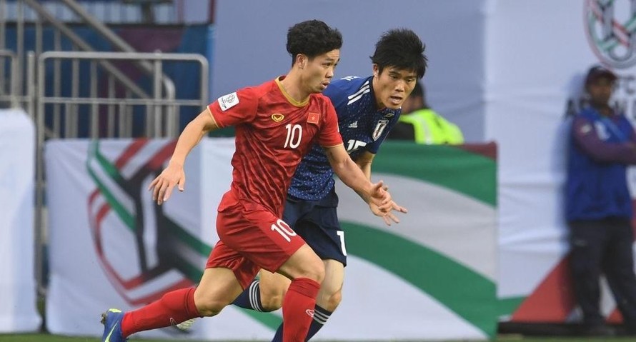 Tomiyasu truy cản Công Phượng khi Nhật Bản đối đầu Việt Nam năm 2019.
