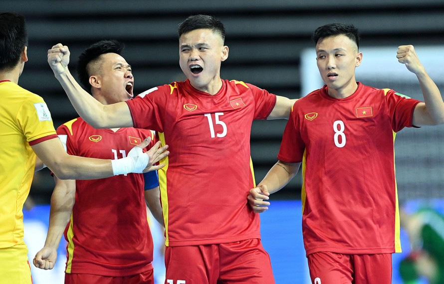 Đình Hùng (15) ghi bàn thắng duy nhất cho ĐT Futsal Việt Nam.