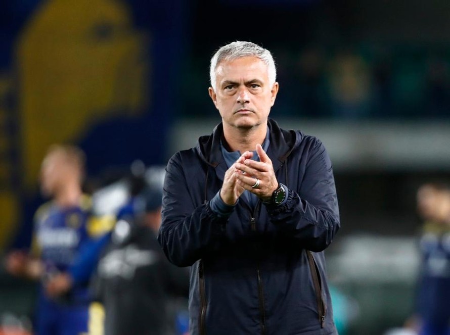 HLV Mourinho đứt chuỗi 6 trận thắng với Roma