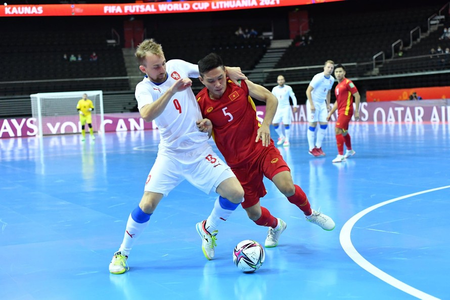 ĐT futsal Việt Nam (áo đỏ) sẽ chạm trán đối thủ mạnh Nga vòng 1/8 World Cup
